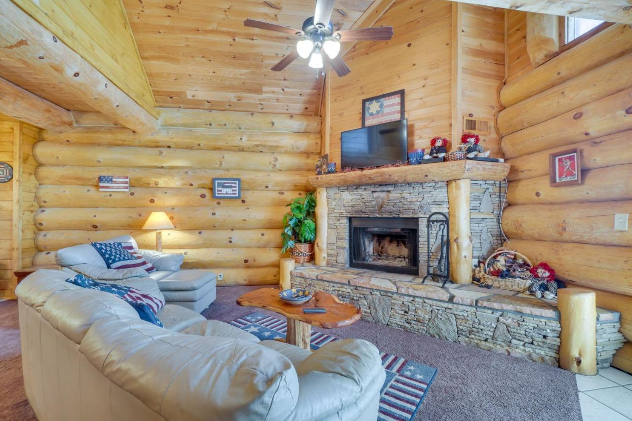 Idyllic Gatlinburg Cabin With Hot Tub And Balcony! Exterior photo